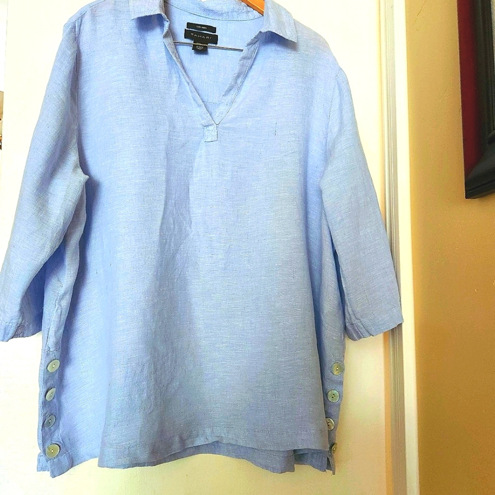 Tahari blue linen top. Size 2X. Side slits with buttons. 3/4 sleeves. Collar.
